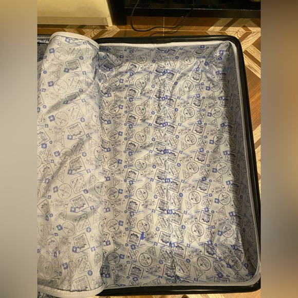 Lucas suitcase 32‘‘. Never used. Bought but couldn’t return it anymore. - Picture 3 of 5